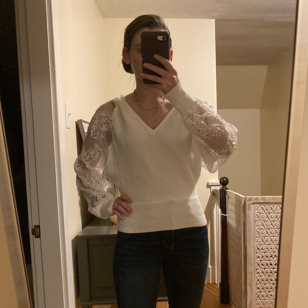 NWT Vici sweater with beautiful lace sleeves